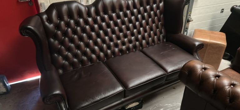 Queen Anne chesterfield sofa lesther oxblood 