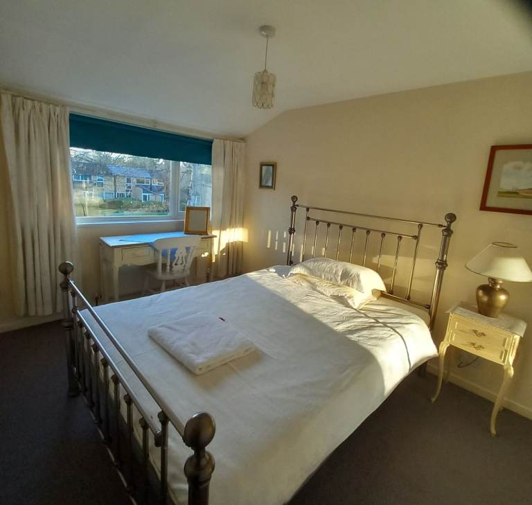 Bright and peaceful double room (Mon - Fri).  Female professional preferred.