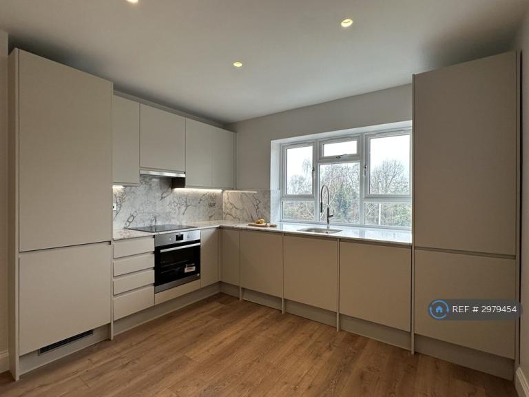2 bedroom flat in New Pond Parade, Ruislip, HA4 (2 bed) (#2979454)