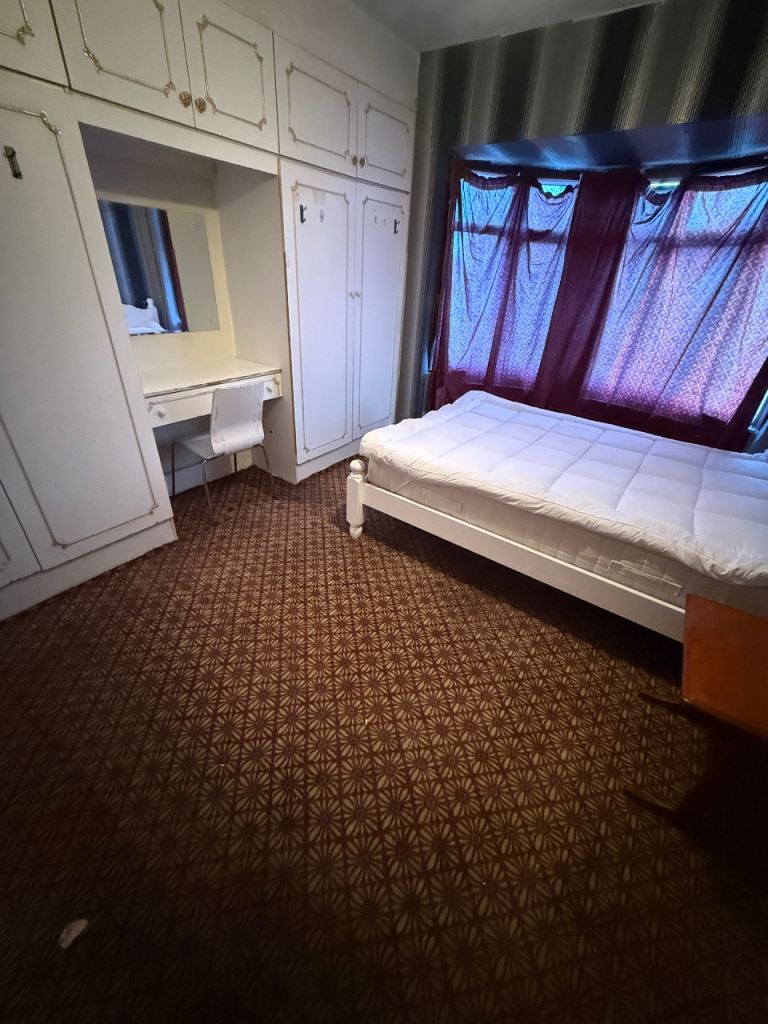 Double room for rent southall near Mac Donald’s Broadway 