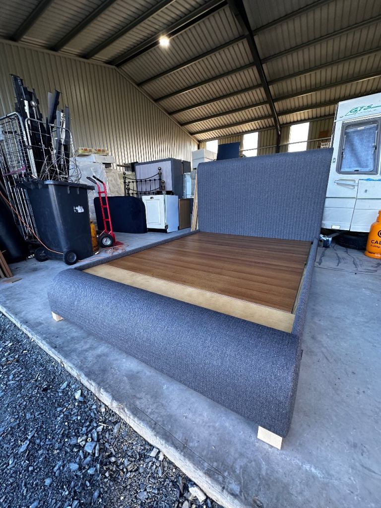 Lovely, nice double size Bed 🛌 4-8 4-9  ft 