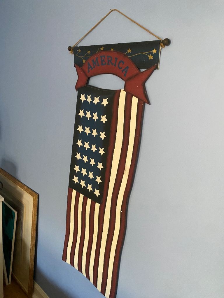 Various USA themed decorative accessories 