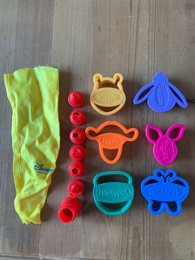 6 Winnie the Pooh cookie cutters and piping bag and accessories