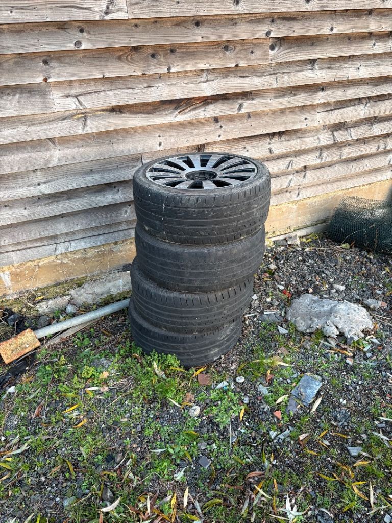 4 Alloy wheels and tyres 