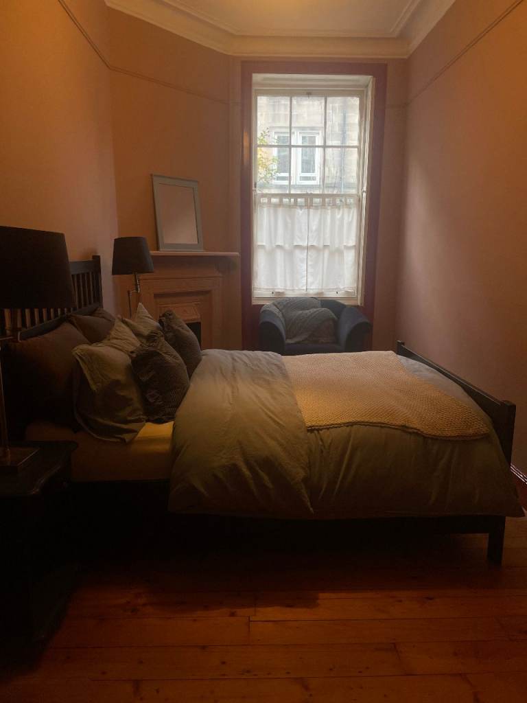 Double room for rent in spacious, traditional flat