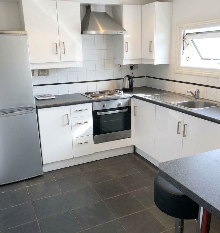 Basement 1 bedroom flat in Beckenham .Only £1000 Pcm all bills included apart from Electricity.