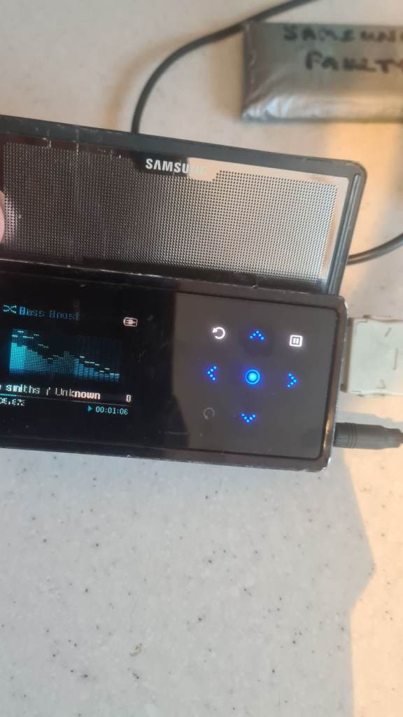 Samsung yp-k5j tilt and slide speaker 4gb mp3 player spares or repair-no sound