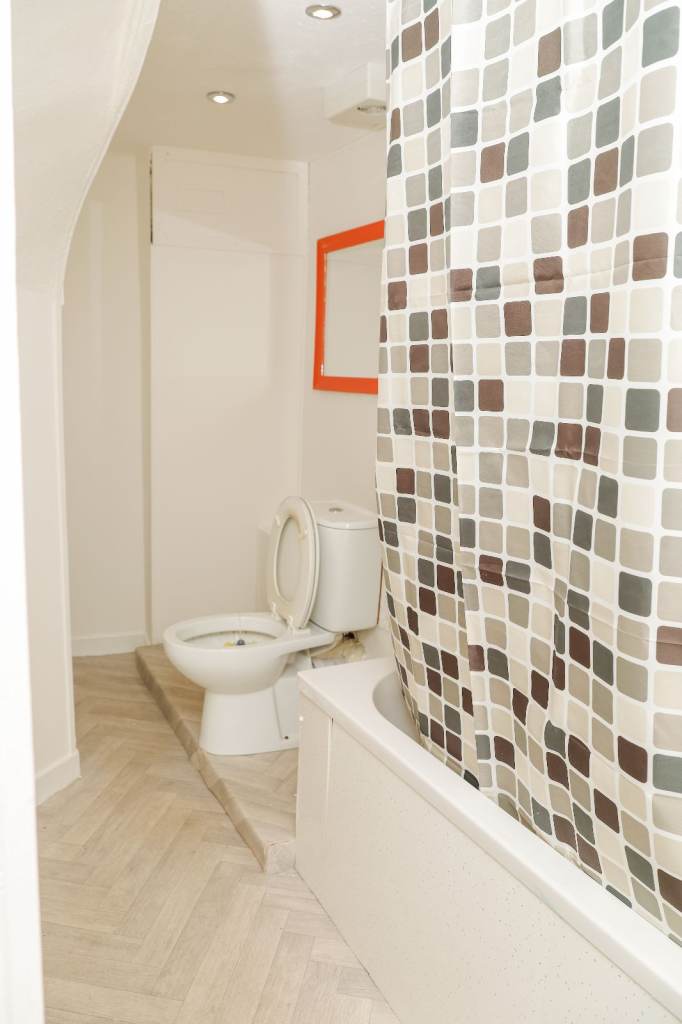 Newly Decorated 3-Bedroom Flat for Rent – Glasgow South Side