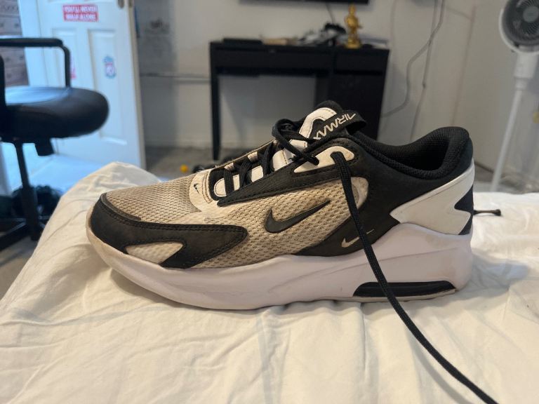 Nike Air Max Trainers size 6 uk - Black and White, Good Condition