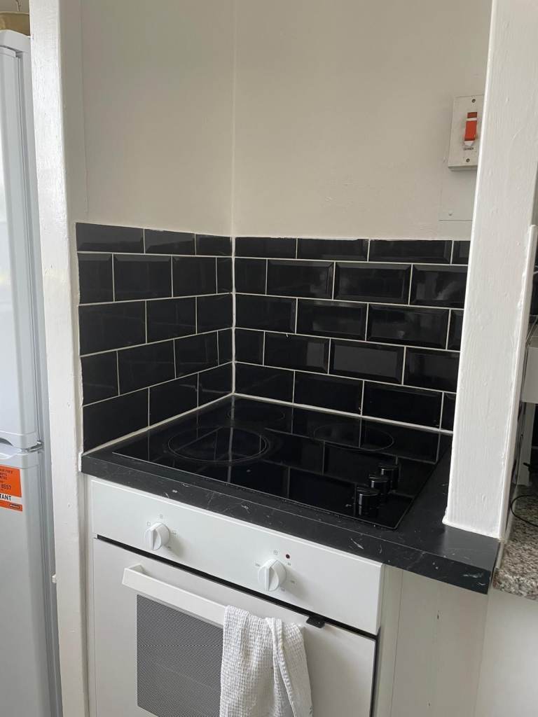 (AVAILABLE NOW & ALL BILLS INCL.) ..NICE BIG STUDIO FLAT Room in North Dulwich, SE21 8PU for £895pcm