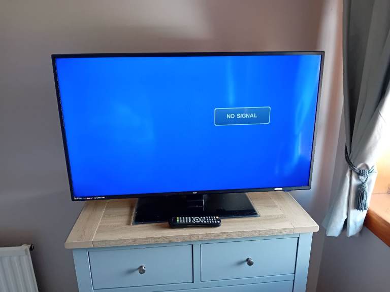 Good Condition Flat Screen TV with Remote