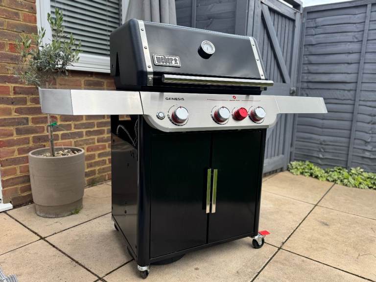 Weber Genesis E-325s Gas BBQ – 3 Burner with Sear Zone