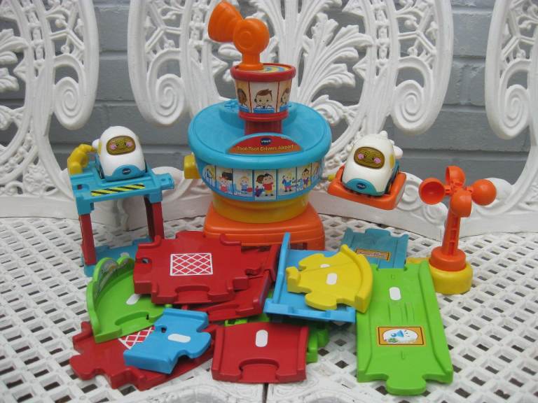 V-TECH TOOT TOOT DRIVERS AIRPORT. 6 smart points, extra plane.