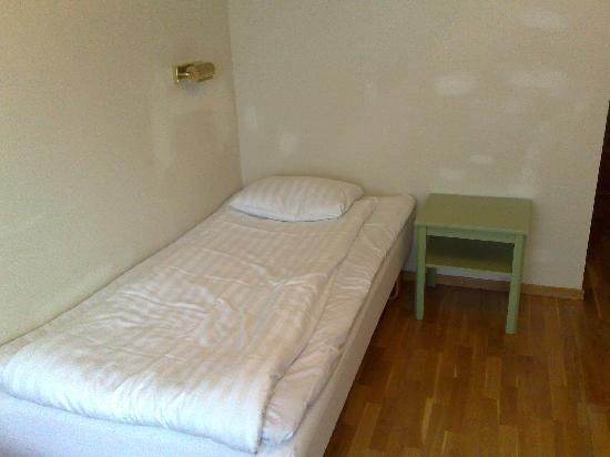 share room with me two single beds 