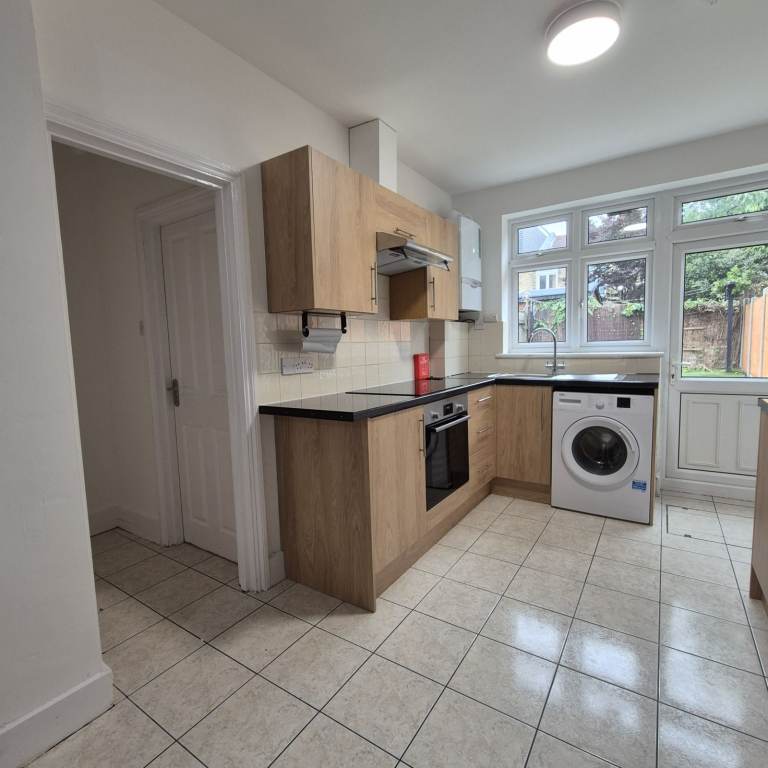 Beautiful 3 double bedroom detached house for rent available in Higham's Park E4