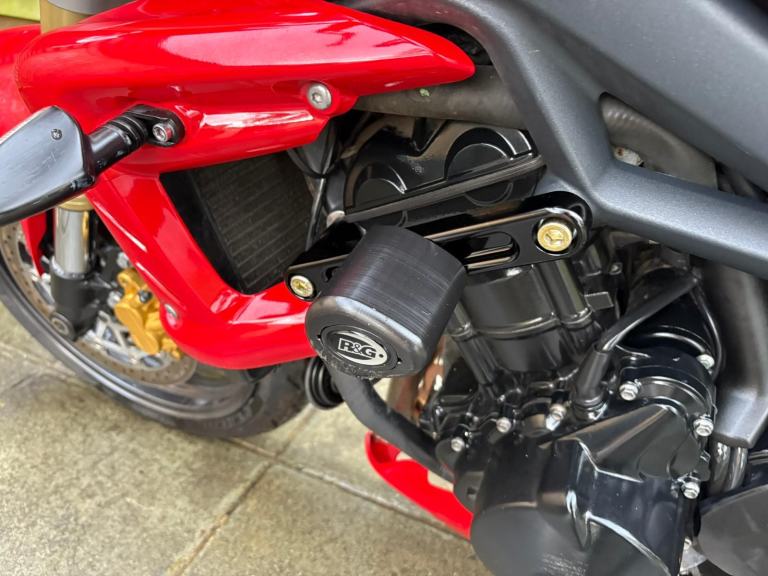 2011 // 11 Triumph Street Triple 675 £2800 Red 21813 miles.