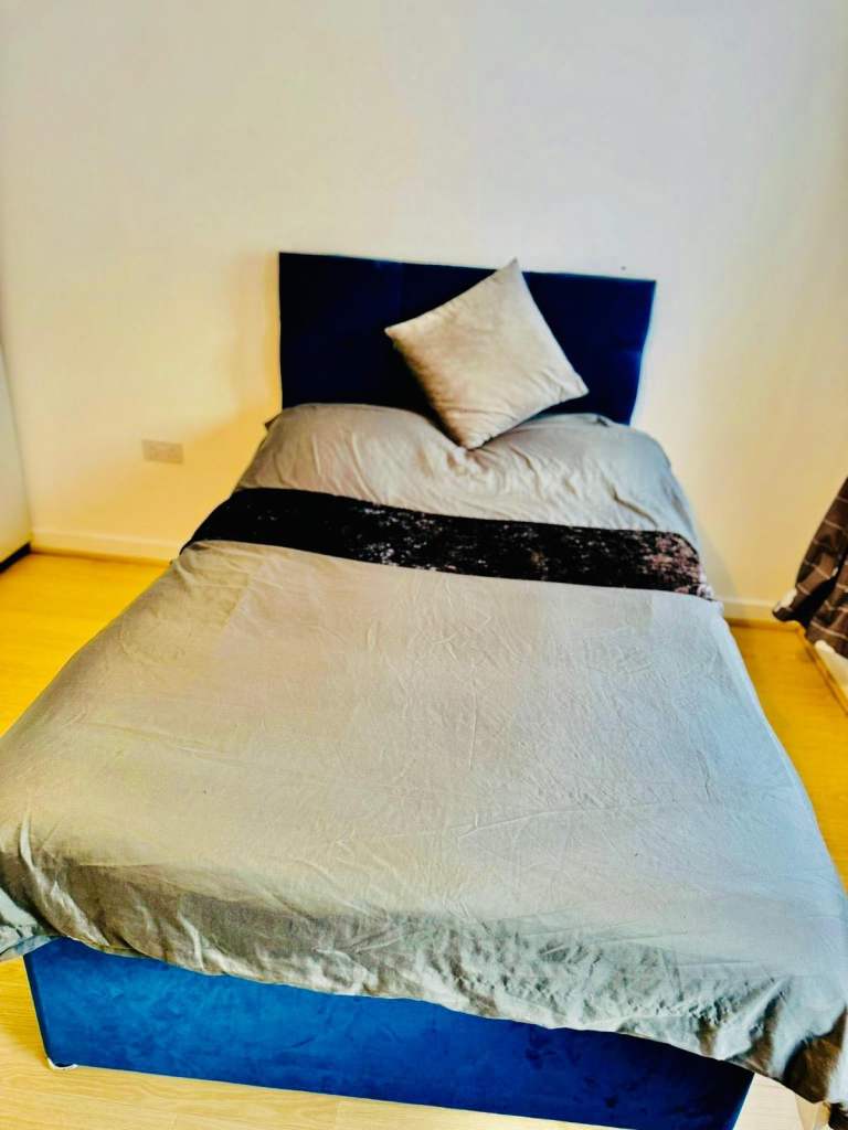 Double room to rent top floor