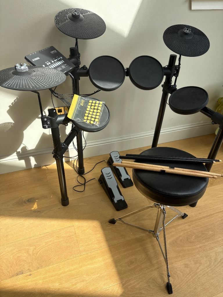 Yamaha DTX402K Electronic Drum Kit with Stool & Sticks
