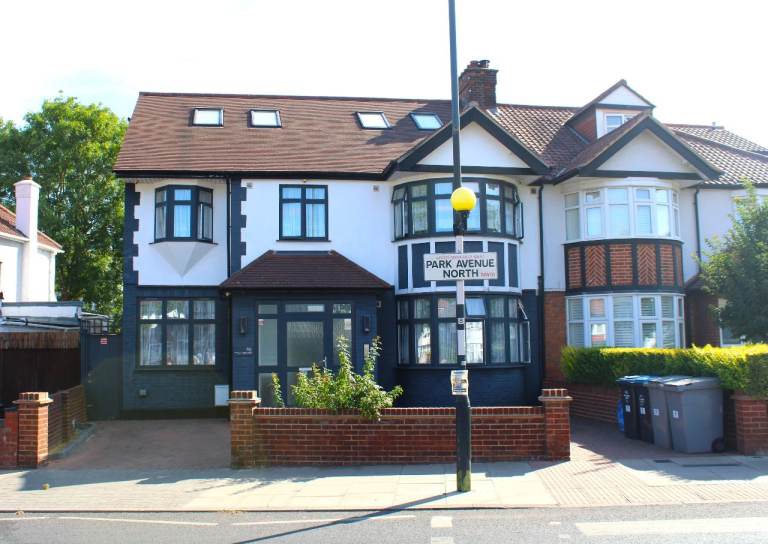 FANTASTIC LARGE 1 DOUBLE BEDROOM FLAT WITH FREE PARKING NEAR ZONE 2 TUBE, 24HR BUSES, PARK & SCHOOLS