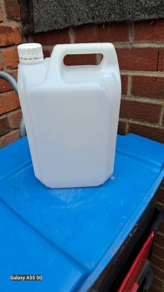 8 FREE CLEAN PLASTIC CONTAINERS 5 LITRE 