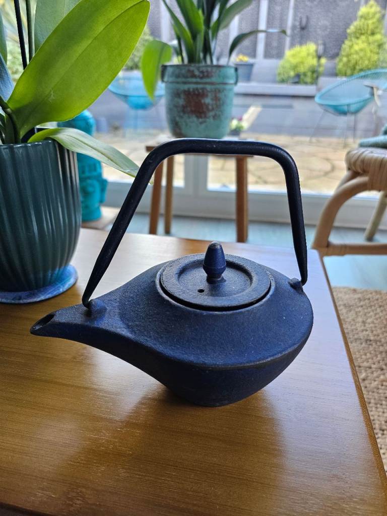18 x Blue Cast Iron Teapots