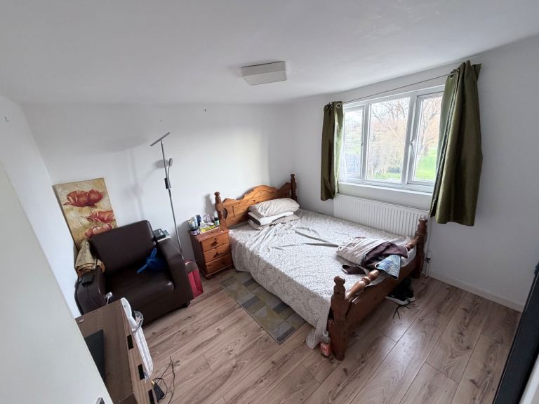 double room to rent in middle of ilford and barking 