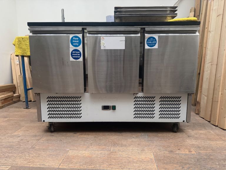 Refrigerated counter