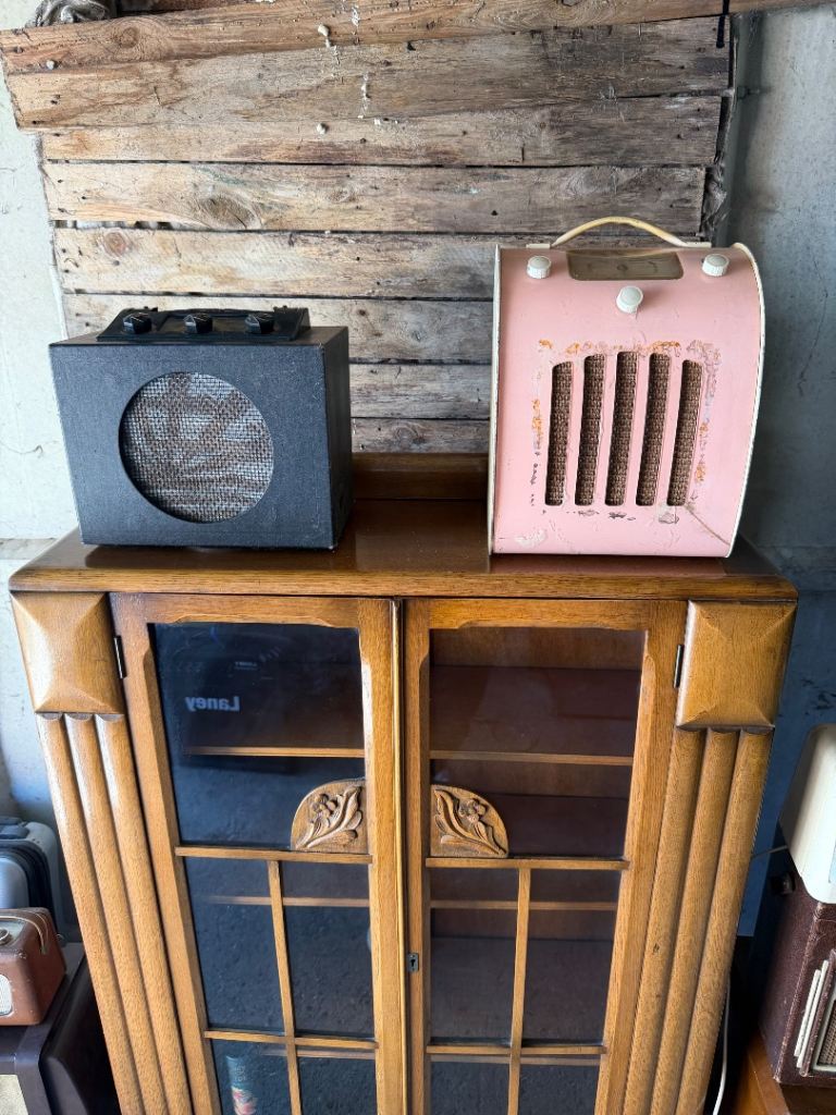 2 Vintage Radios – Retro Display / Restoration Project