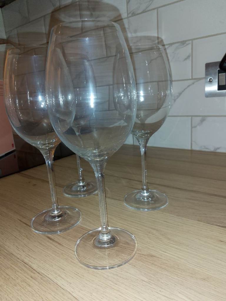 Set of 4 wine glasses
