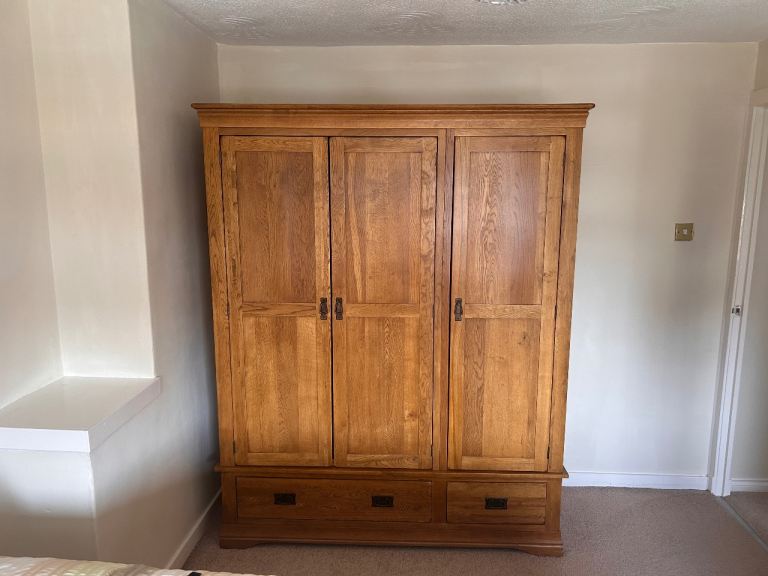 Immaculate wardrobe & Drawers