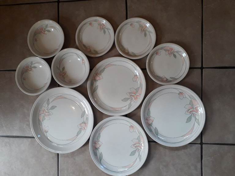 Coloroll vintage dining set of 3 bowels, 3 small, 3 medium and 1 large plate