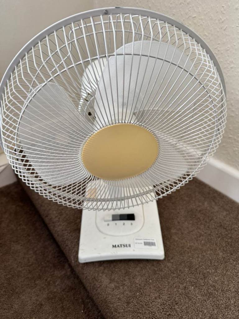 Desk cooling fan 3 speed Oscillating adjustable angle table top good working order