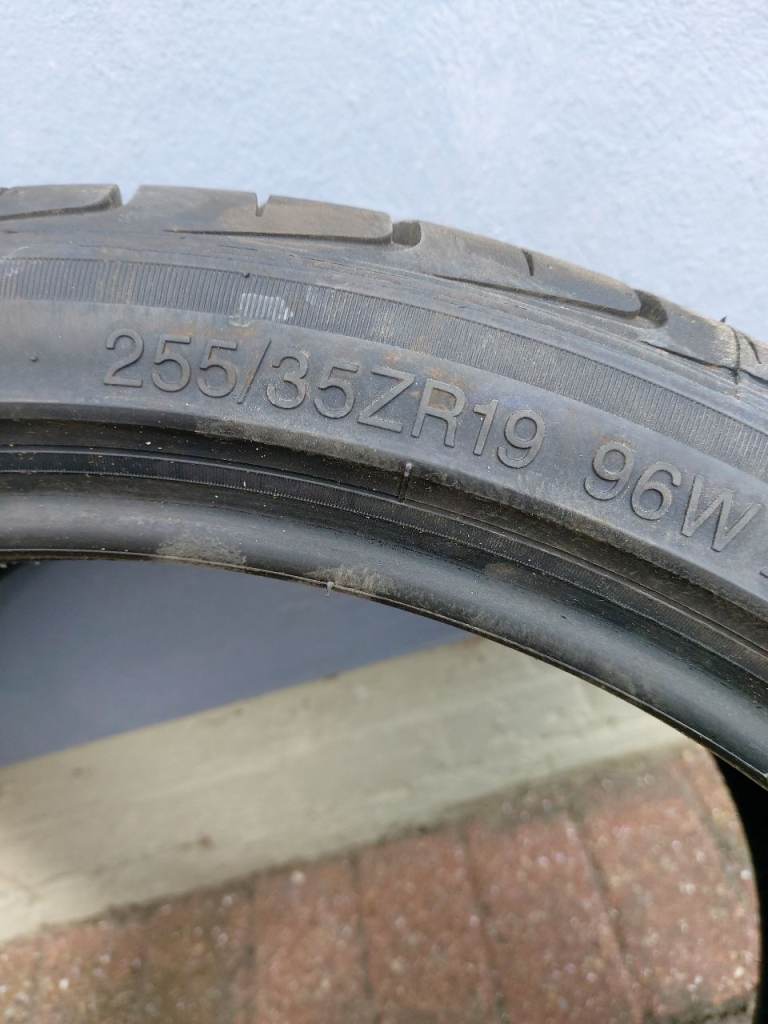 255 35 19 tyre