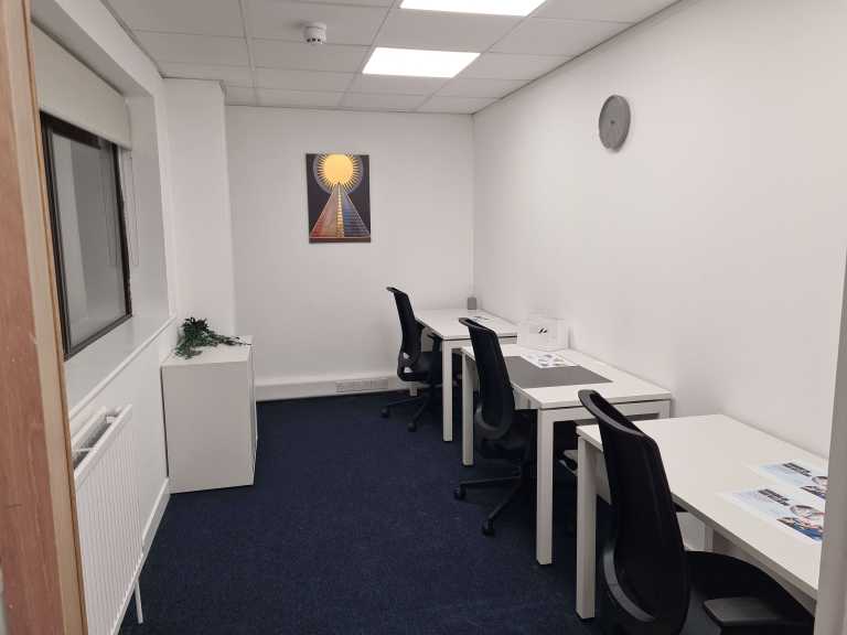 Hitchin - SG40TY \ Secure an Office with 5 Workstations