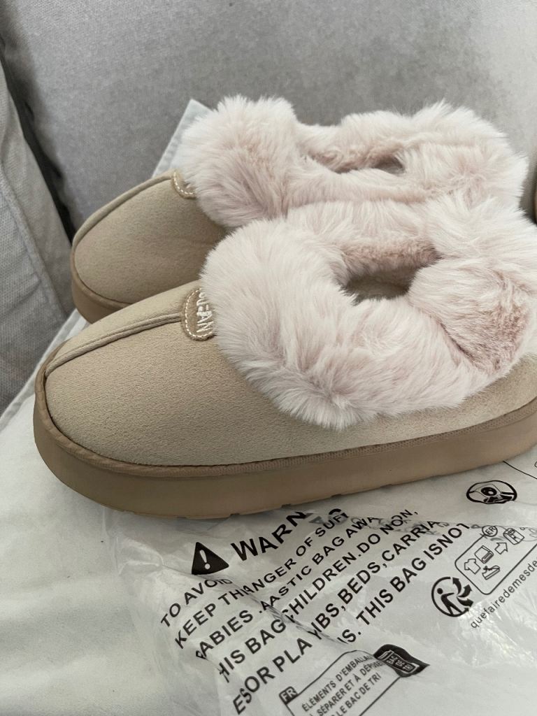 Size 5/6 ladies slippers NEW ! 