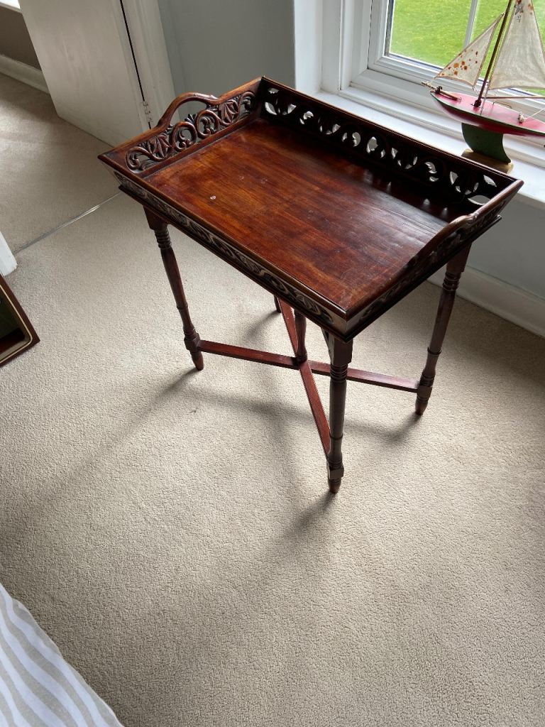 Tray/table with stand