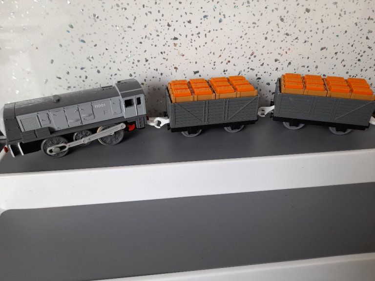Tomy trackmaster Motorised Dennis 11001 Train & Cargo Trucks