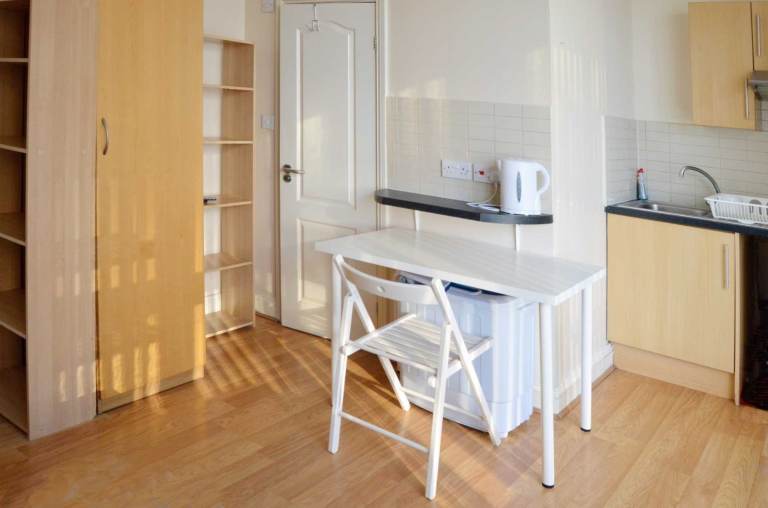 **UTILITY BILLS INCLUDED** Fully Furnished- Cosy Studio located at the centre of High Street Acton