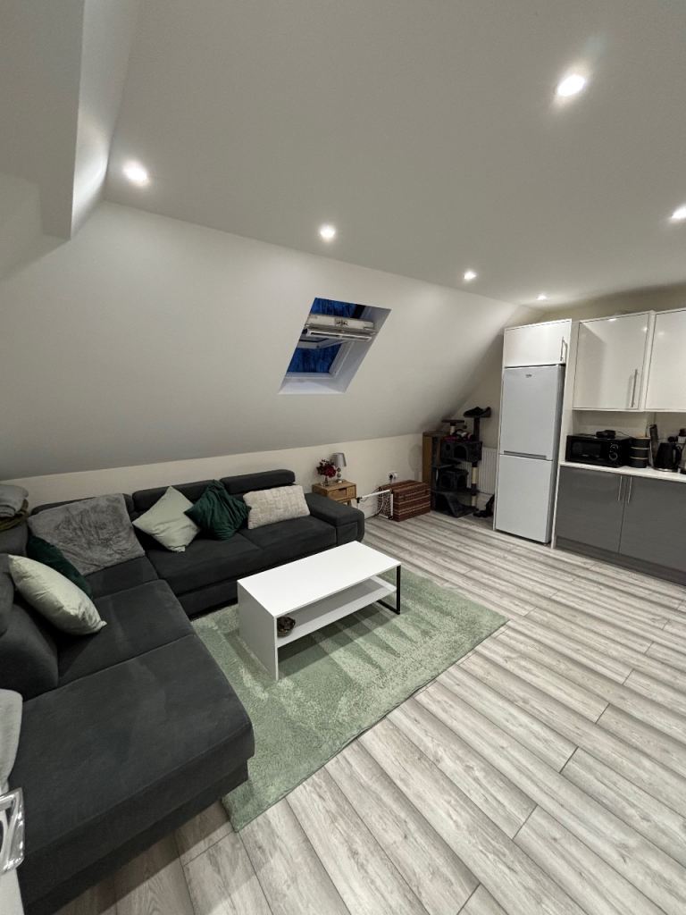 Modern 2-Bedroom Top Floor Flat – Available from 1st June 2026 at The Ridgeway, Enfield EN2