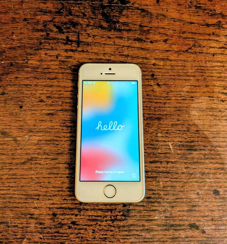 Iphone- brilliant condition- gold- no issues- reset- grab NOW!