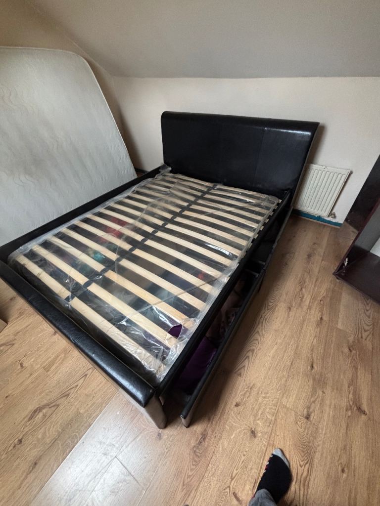 KING SIZE BED with storage drawers 