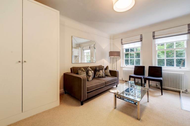 Lower ground studio apartment with porter in Chelsea SW3