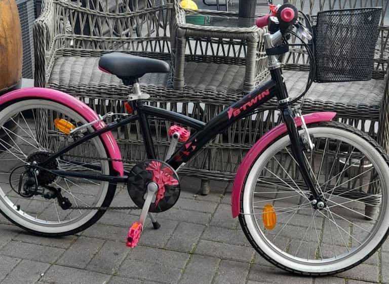 B'twin girls mountain bike LIKE NEW 