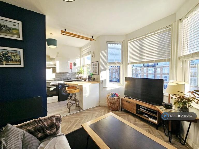 1 bedroom flat in Trafalgar Square, Scarborough, YO12 (1 bed) (#2915167)
