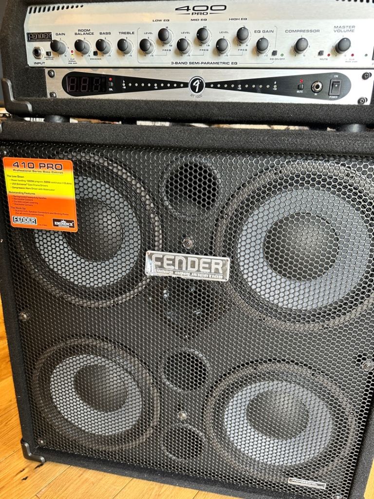 FENDER Bass cabinet And mint 400 head unit complete (mint) 