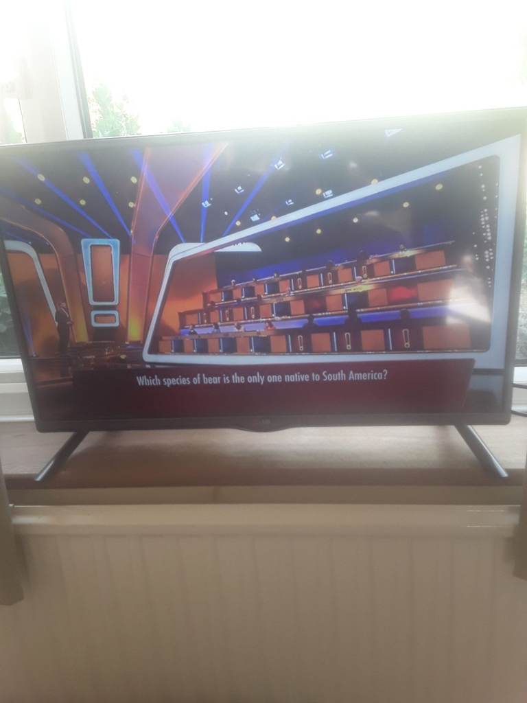 LG LED TELEVISION MODEL 32LB55OB IN EXCELLENT CONDITION 