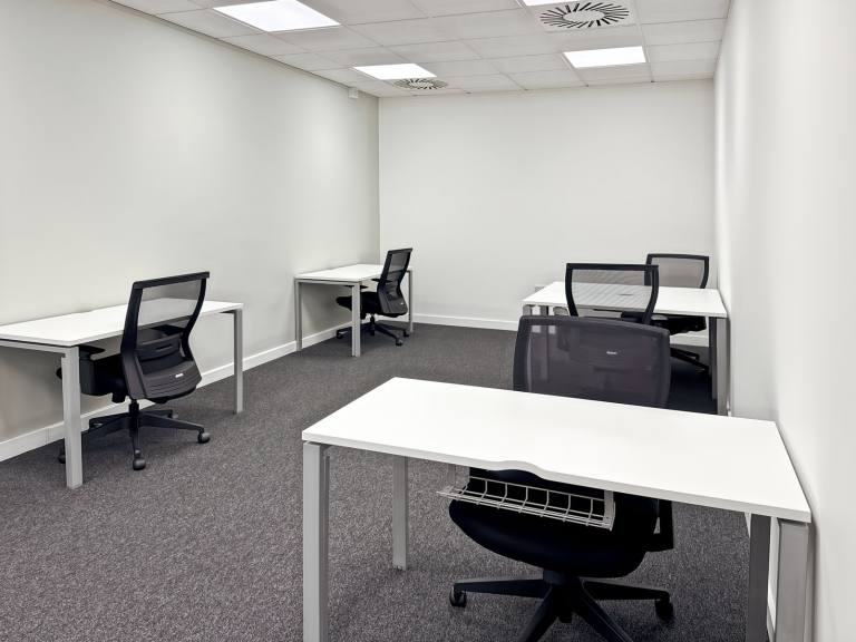 Taunton - TA1 2PX \ Office for Rent with Flexible Move-In Options 3 Workstations
