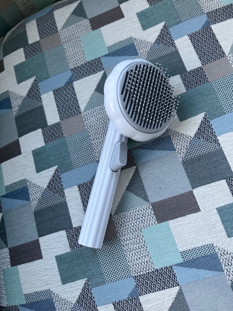Retractable pet grooming brush 