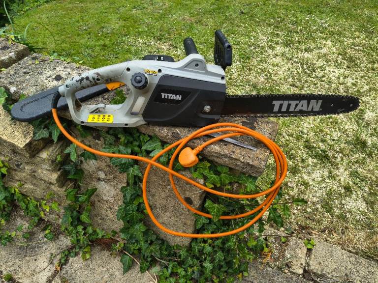 Titan 2kW Electric Chainsaw