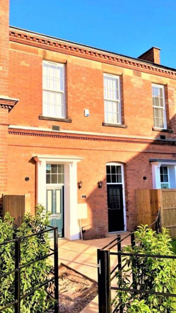 2 bedroom, 1 bathroom townhouse 